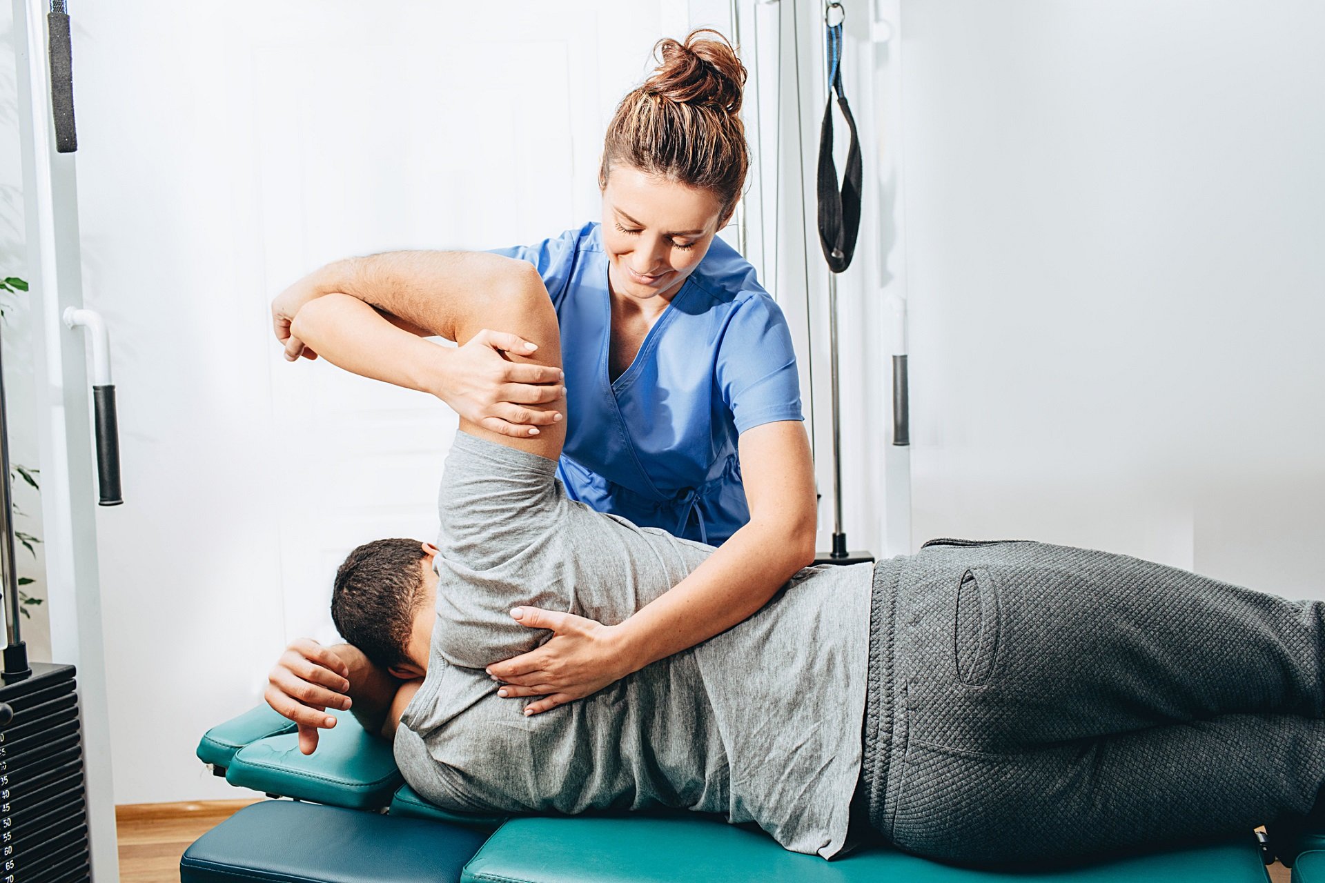 Physiotherapeutin behandelt Patient