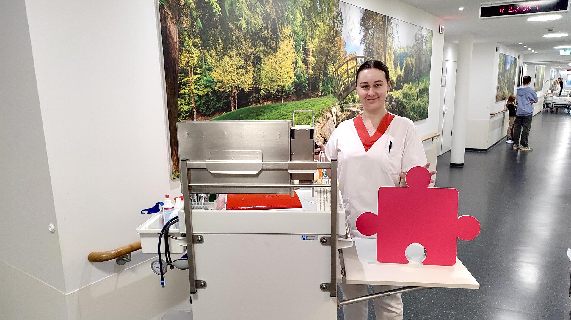 Pflegekraft Julia Polzin auf Station mit Puzzleteil in der Hand