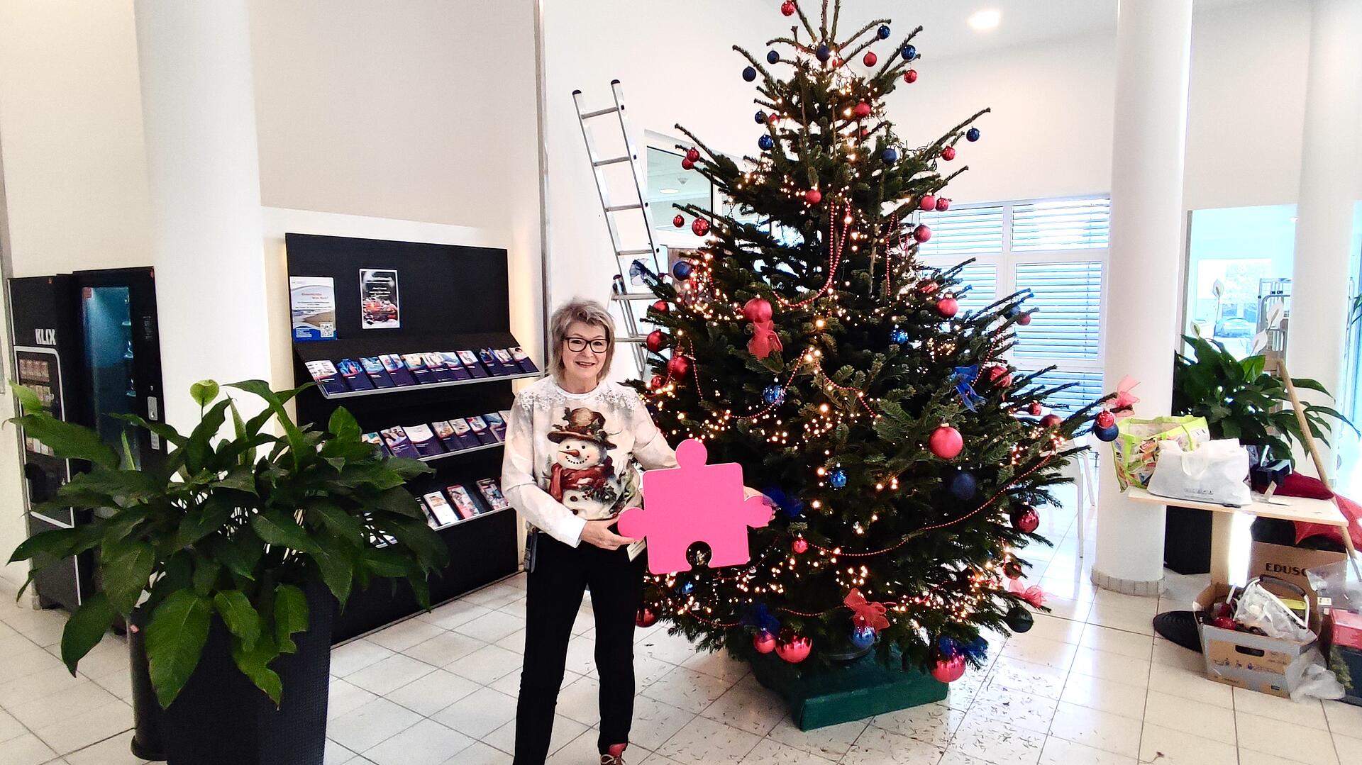 Serviceleitung Conny von Gerichten mit Puzzleteil in der Hand
