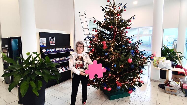 Serviceleitung Conny von Gerichten mit Puzzleteil in der Hand
