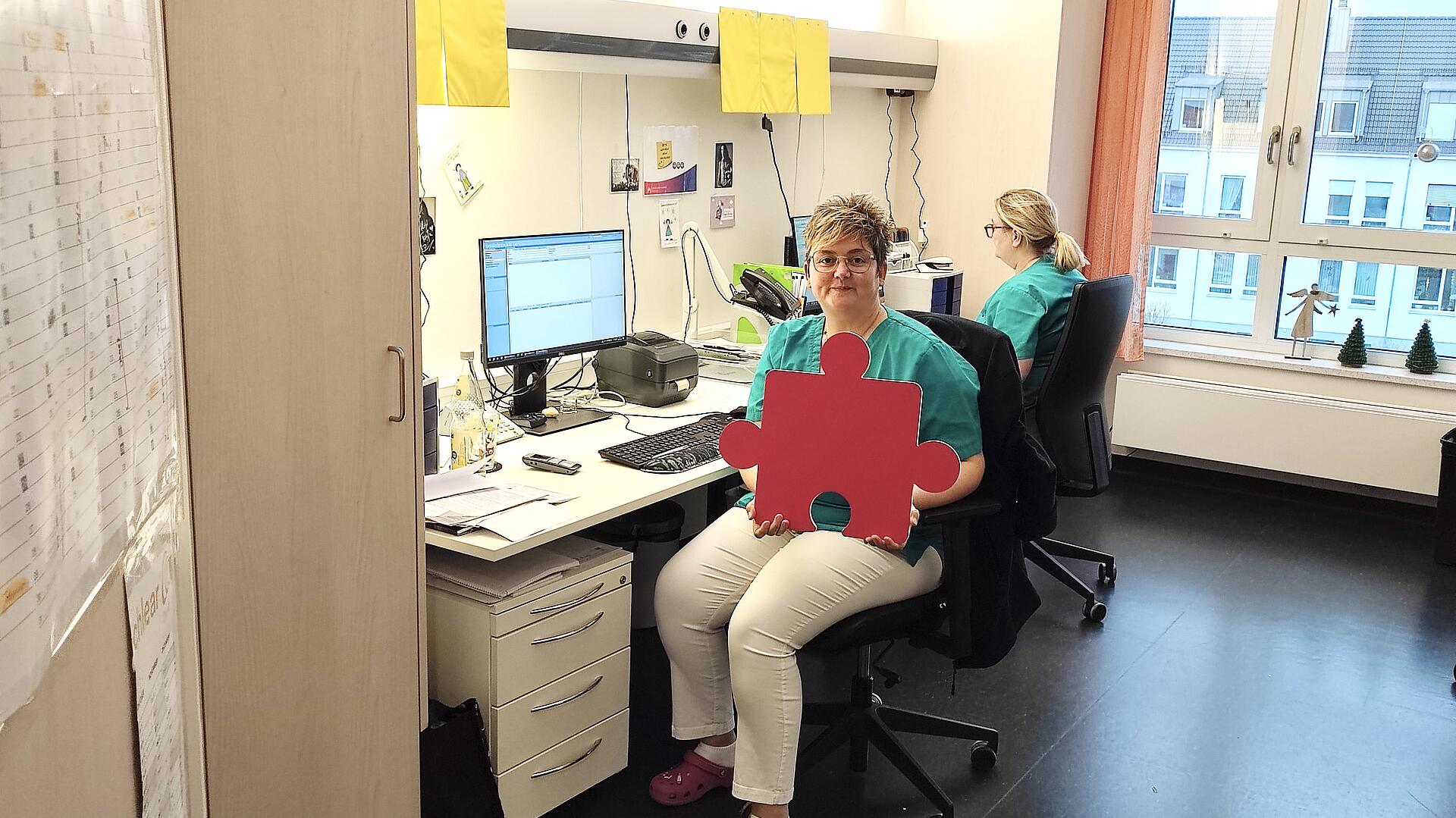 Tanja Sutter von der HNO mit Puzzleteil in der Hand